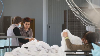 "Робота для терплячих": на Черкащині шиють захисні костюми для медиків "Робота для терплячих": на Черкащині шиють захисні костюми для медиків