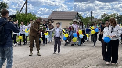 В рідному селі зустріли Віталія Андрейченка після 3 років полону В рідному селі зустріли Віталія Андрейченка після 3 років полону