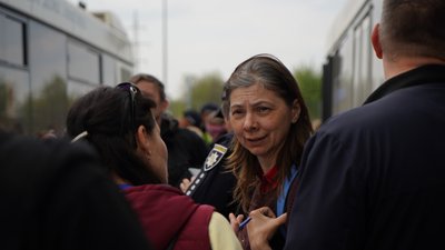 До Запоріжжя прибули автобуси з людьми, яких евакуювали з "Азовсталі" До Запоріжжя прибули автобуси з людьми, яких евакуювали з "Азовсталі"