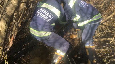Рятувальники дістають тіло чоловіка зі штучної водойми на Вінниччині