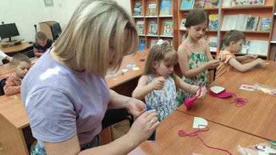 Марія Стефанишин навчає дітей виготовляти сумки з фетру Марія Стефанишин навчає дітей виготовляти сумки з фетру