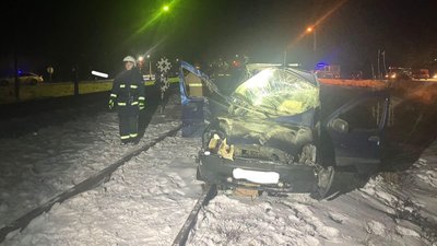 На Івано-Франківщині травмувалася людина внаслідок зіткнення автівки з потягом