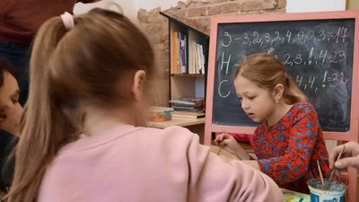 У Тернополі відкрили дитячу кімнату для тимчасово переміщених сімей У Тернополі відкрили дитячу кімнату для тимчасово переміщених сімей
