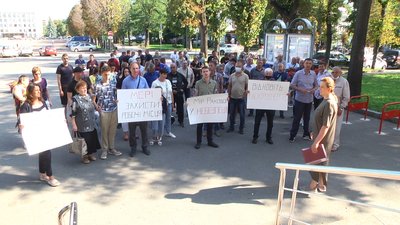 Чому в Хмельницькому під стінами міської ради бастували працівники одного з заводів міста