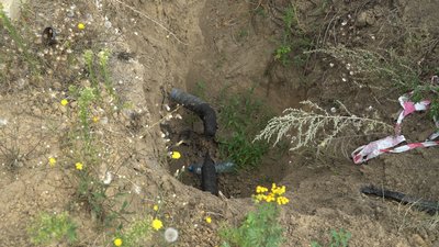 Газова труба, яку виявив під фундаментом Олег Латиш Газова труба, яку виявив під фундаментом Олег Латиш