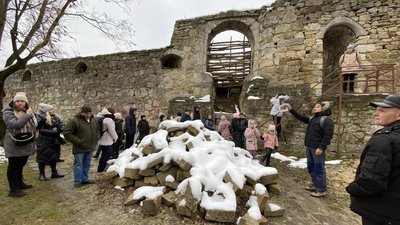 На Тернопільщині переселенцям з Маріуполя провели екскурсію На Тернопільщині переселенцям з Маріуполя провели екскурсію