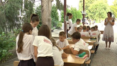 Школярі повторюють пройдений матеріал Школярі повторюють пройдений матеріал