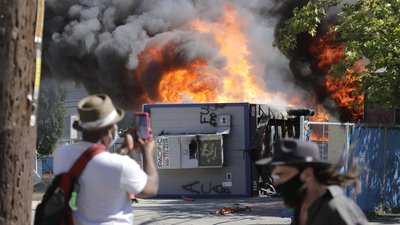 Протести у США: десятки поранених поліцейських і загиблий протестувальник