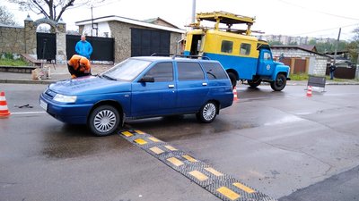 У Житомирі на проїжджій частині автодоріг встановлюють "лежачих поліцейських" У Житомирі на проїжджій частині автодоріг встановлюють "лежачих поліцейських"
