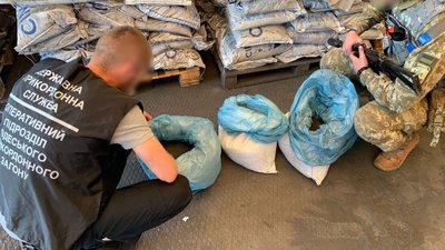 На Одещині в контейнерах зі шлаком виявили 4 кілограми кокаїну на 15 мільйонів гривень На Одещині в контейнерах зі шлаком виявили 4 кілограми кокаїну на 15 мільйонів гривень