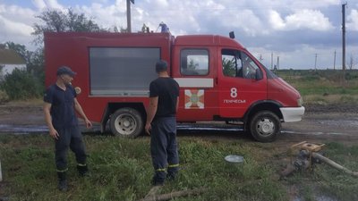 На Херсонщині через проливний дощ затопило село - рятувальники долали наслідки негоди