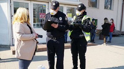 У Тернополі поліцейські затримали жінку, яка продавала захисні маски на вулиці
