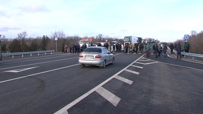 Жителі Вільнянського району перекрили трасу Харків-Сімферополь Жителі Вільнянського району перекрили трасу Харків-Сімферополь