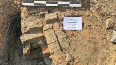 У Луцьку на Замковій площі виявили мурування середньовічної забудови У Луцьку на Замковій площі виявили мурування середньовічної забудови