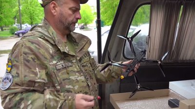Військовослужбовець і безпілотник