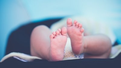 "Треба дивитися, які обставини змусили". Покинуте у смітнику маля можуть повернути матері