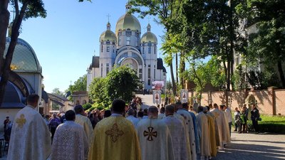 "Це духовна боротьба, невидима боротьба добра і зла": глава УГКЦ молився в Зарваниці на Тернопільщині "Це духовна боротьба, невидима боротьба добра і зла": глава УГКЦ молився в Зарваниці на Тернопільщині