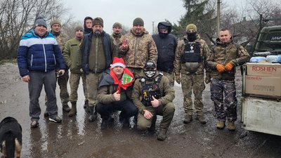 "З військовими ми жартуємо, на оптимізмі все тримається": волонтер Ігор Шевчук про поїздки на схід "З військовими ми жартуємо, на оптимізмі все тримається": волонтер Ігор Шевчук про поїздки на схід