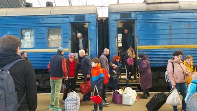 До Львова прибув потяг з евакуйованими людьми з Луганщини