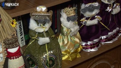 Черкащанка виготовляє новорічні ляльки-мотанки Черкащанка виготовляє новорічні ляльки-мотанки