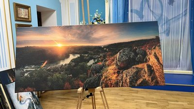 У Миколаївському краєзнавчому музеї 15-го вересня відбувся благодійний аукціон фоторобіт Дениса Кривого — фотохудожника з Первомайська, який загинув у травні 2023 року в Бахмуті. З 50 лотів продали 5 робіт. Загалом вдалося зібрати 8 тисяч 500 гривень.