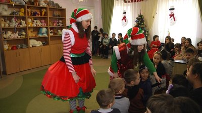 Дітей на святі розважали аніматори. Дітей на святі розважали аніматори.