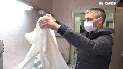 Подружжя харків'ян зшило 30 захисних костюмів для медиків. СУСПІЛЬНЕ | ВІДЕОНОВИНИ