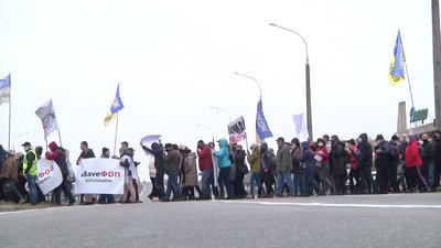 Перекриття руху транспорту на Антонівському мосту: як у Херсоні мітингували підприємці