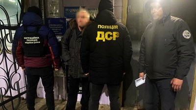 На Хмельниччині правоохоронці видворили з України громадянина РФ