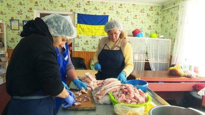 "Вкладаємо душу і любов": на Вінниччині господині виготовили 68 тисяч порцій тушкованок для захисників