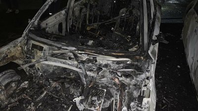 Вночі у Харкові згоріли два легковики, які були припарковані біля житлового комплексу Вночі у Харкові згоріли два легковики, які були припарковані біля житлового комплексу