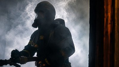 Рятувальник гасить пожежу