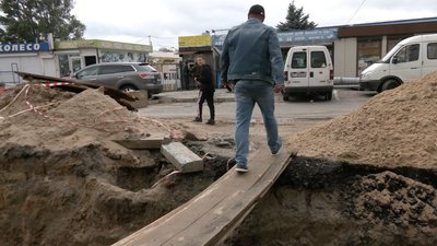 Після ремонту теплотраси на Кравчука у Луцьку почали засипати траншею Після ремонту теплотраси на Кравчука у Луцьку почали засипати траншею