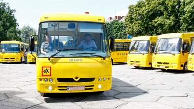 Школам Полтавщини передали нові автобуси: куди саме
