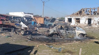 Російська армія скинула на Берислав Херсонської області чотири авіабомби: двоє людей загинули, є поранені Російська армія скинула на Берислав Херсонської області чотири авіабомби: двоє людей загинули, є поранені