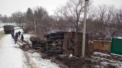 Вантажівка з'їхала у кювет і перевернулася на пішохода.
