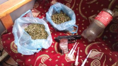 Зброю, набої, наркотики за добу вилучили поліцейські на Херсонщині Зброю, набої, наркотики за добу вилучили поліцейські на Херсонщині