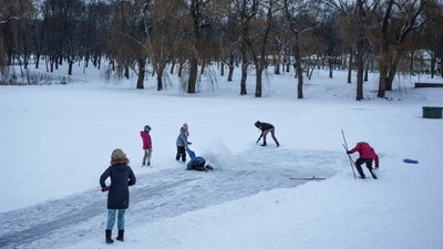 Діти катаються на замерзлому озері у парку Ювілейний в Краматорську