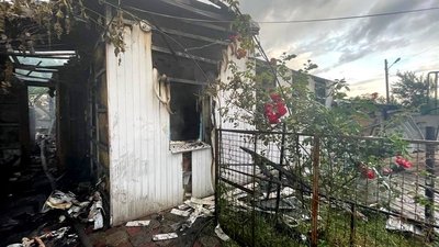 Будинок на Донеччині після обстрілу армії РФ, липень 2023 року Будинок на Донеччині після обстрілу армії РФ, липень 2023 року
