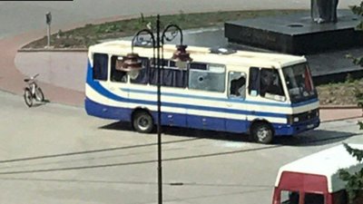 Чоловік, який захопив заручників у Луцьку, вимагає від родичів зв'язуватись з журналістами