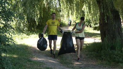 У Рівному збирали сміття на пробіжці і заробили 41 гривню