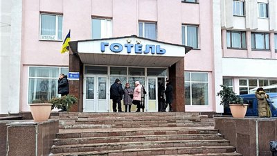 "У номерах 10 градусів". Мешканець пошкодженої вибухом квартири – про умови в кропивницькому готелі