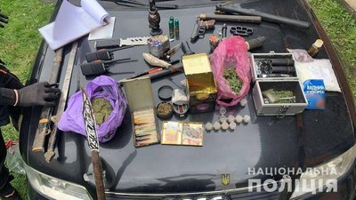 Кийок, кастет, марихуана: під час обшуку в закарпатця вилучили зброю та наркотики Кийок, кастет, марихуана: під час обшуку в закарпатця вилучили зброю та наркотики