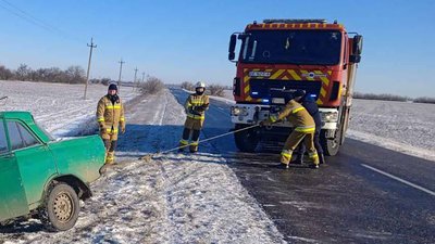 Через негоду три автомобілі з'їхали у кювет. На дорогах Миколаївщини ожеледиця Через негоду три автомобілі з'їхали у кювет. На дорогах Миколаївщини ожеледиця