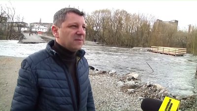 В Малині на Житомирщині через паводок розібрали переправу, яка з’єднує дві частини міста В Малині на Житомирщині через паводок розібрали переправу, яка з’єднує дві частини міста