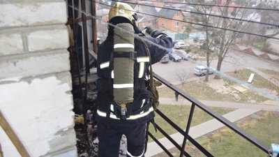 Сусіди носили воду відрами: у Луцьку палав балкон у багатоповерхівці
