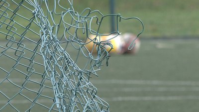У Рівному пошкодили огорожу спортмайданчика. Скільки коштуватиме ремонт