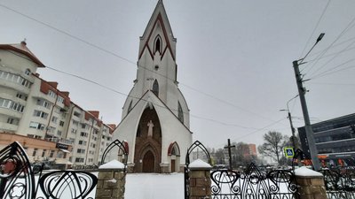 У Тернополі прикрашають храми до Католицького Різдва