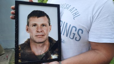 Покинув все і пішов на фронт добровольцем – у Житомирі попрощалися із загиблим військовим Віктором Перепелицею Покинув все і пішов на фронт добровольцем – у Житомирі попрощалися із загиблим військовим Віктором Перепелицею