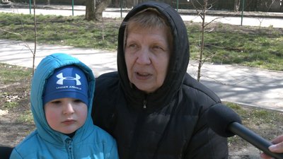 У Харкові дитячі та спортивні майданчики заклеїли стрічкою У Харкові дитячі та спортивні майданчики заклеїли стрічкою